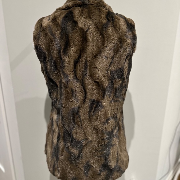 Guillaume Oversized  Faux Fur Vest - Picture 2 of 3